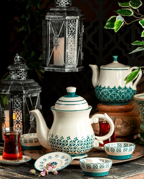té té negro con delicias turcas flores secas y tetera en bandeja