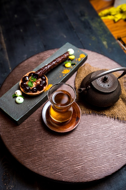 Té en vaso de armudu, tetera china y tartaleta de chocolate