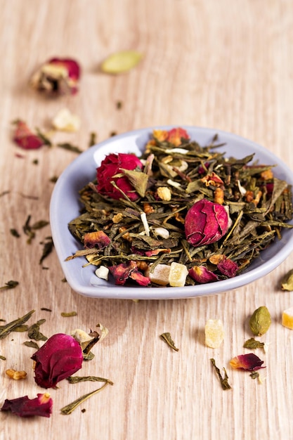 Té verde con frutas, especias, pétalos de rosa y hojas de bambú.