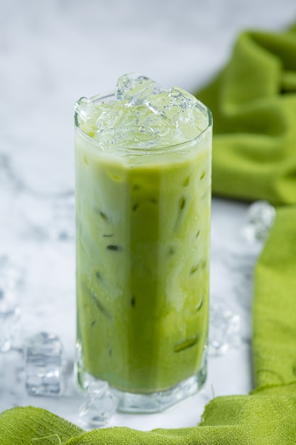 Té verde helado Matcha sobre suelo de mármol Es una deliciosa y nutritiva bebida relajante.