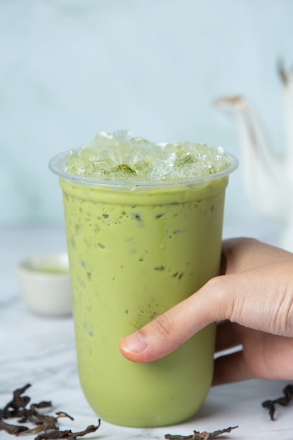 Foto gratuita té verde helado matcha sobre suelo de mármol es un delicioso y nutritivo