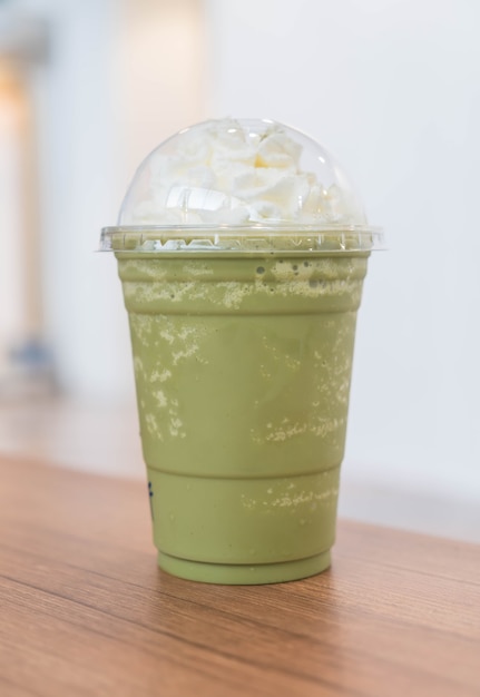 Foto gratuita té verde latte frappe