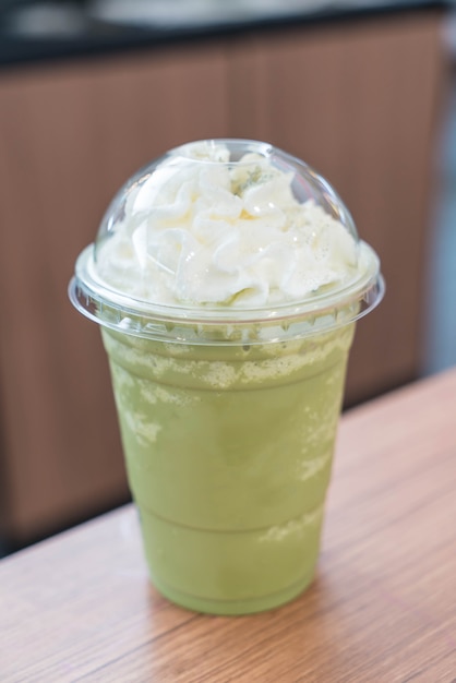 Foto gratuita té verde latte frappe