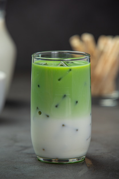 Té verde, leche fresca, servido con deliciosos aperitivos.