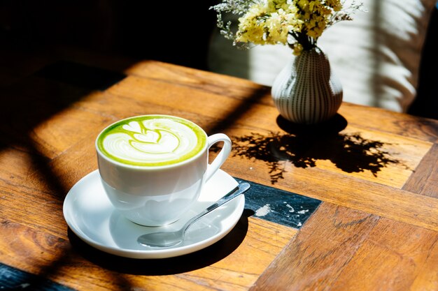 Té verde matcha latte en taza blanca