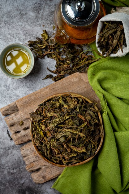 Té verde Oolong en una tetera y un tazón.