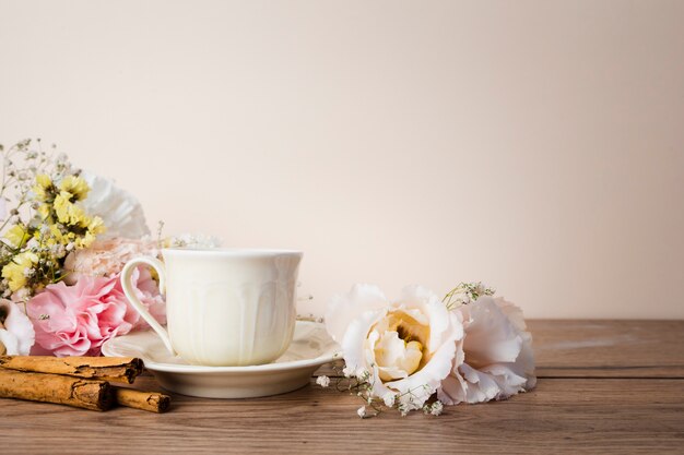 Té en vista frontal de la mesa de madera