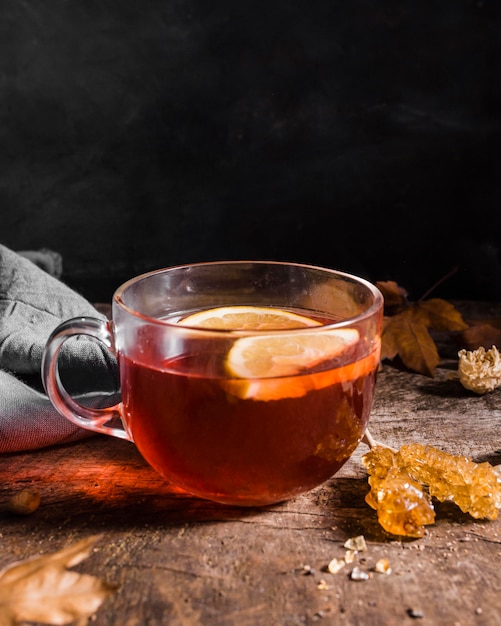 Té de vista frontal con rodajas de limón