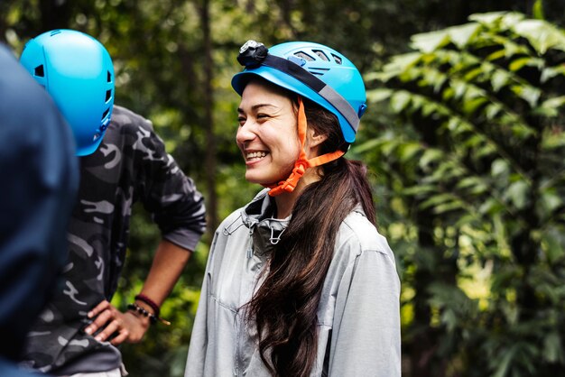 Team building al aire libre en el bosque