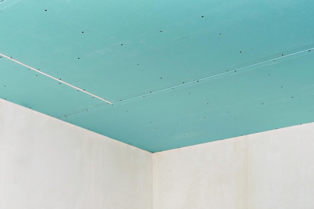 Foto gratuita techo de cartón-yeso sobre marco perfilado instalado. reforma de apartamento u oficina. una forma barata y rápida de hacer una mampara o techo en una habitación o almacén.