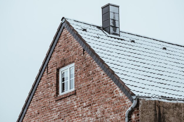 Techo de una casa cubierta de nieve en invierno