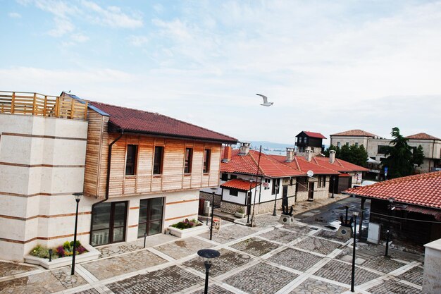 Techo con casas de tejas naranjas del antiguo puerto Nesebar Bulgaria