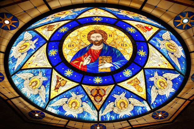 Foto gratuita techo de vidrieras en una iglesia con la imagen de jesús