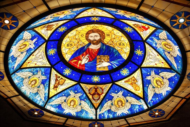 Techo de vidrieras en una iglesia con la imagen de Jesús