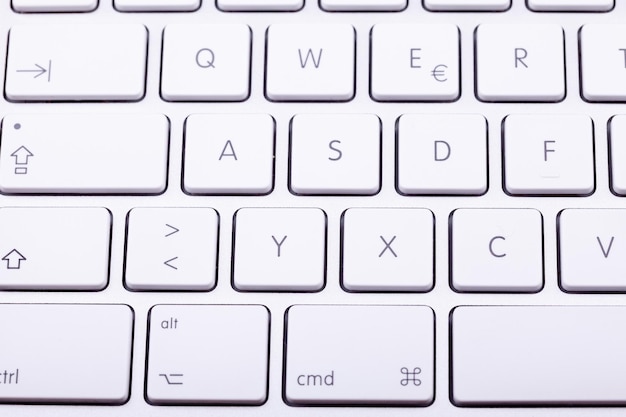 Foto gratuita teclado de aluminio blanco en primer plano. tecnología y comunicación
