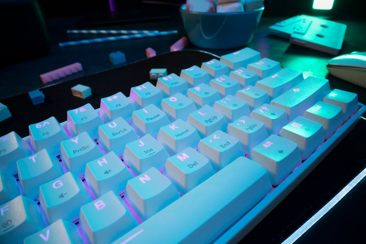 Foto gratuito teclado de ángulo alto en el escritorio