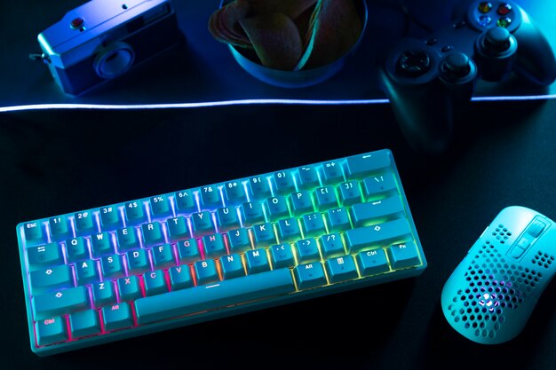 Teclado azul de ángulo alto con luces