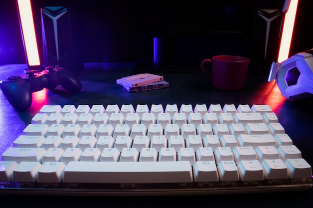 Foto gratuita teclado blanco de alto ángulo en el escritorio