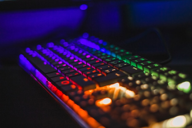 Teclado de computadora con luces LED de colores