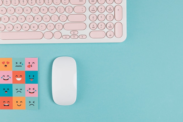 El teclado del mouse y las caras sonrientes se burlan