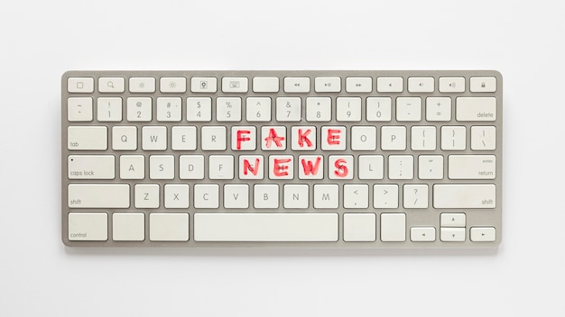 Teclado con noticias falsas