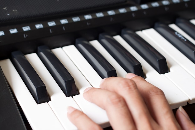 Teclado de piano con una mujer