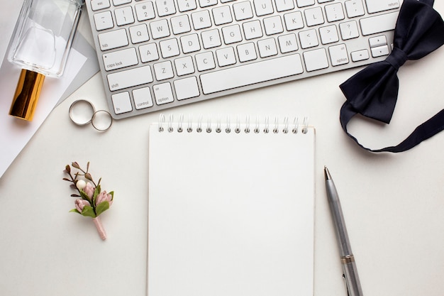 Teclado y portátil de concepto de boda moderno