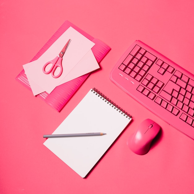 Foto gratuita teclado y ratón rosa con libreta