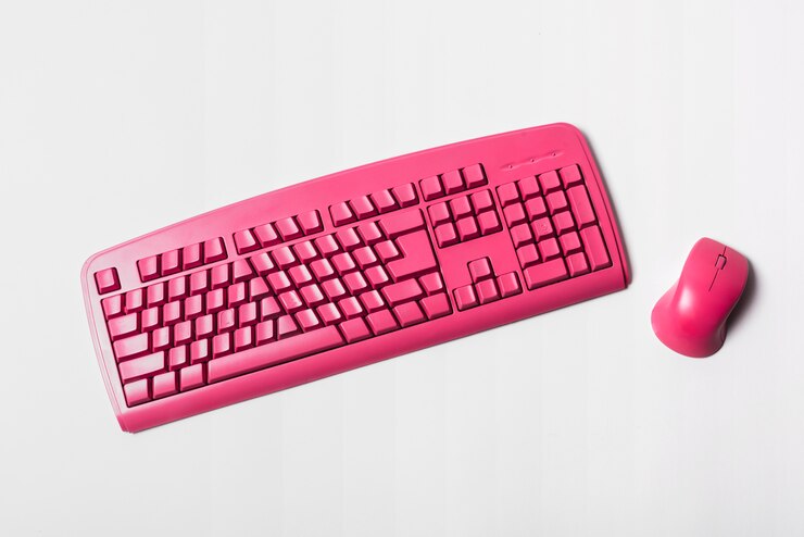 Foto gratuito teclado y ratón rosa