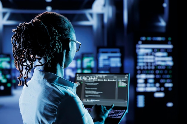 El técnico del centro de datos ejecuta el código.