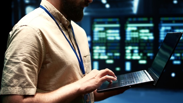 Técnico comprobando los registros de eventos del servidor