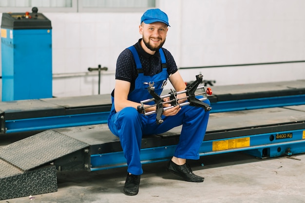 Foto gratuita técnico con detalle del coche en el garaje