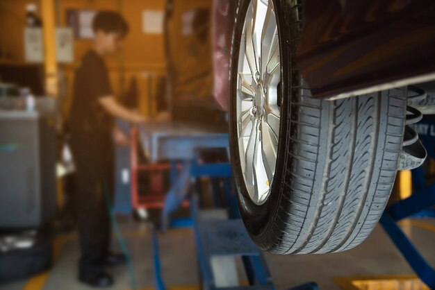 El técnico está inflando el neumático del automóvil, servicio de mantenimiento del automóvil, seguridad de transporte