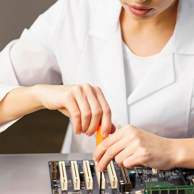 Técnico femenino con electrónica y herramienta