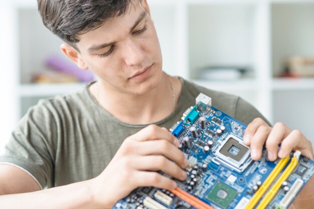 Técnico informático masculino reparando la placa base