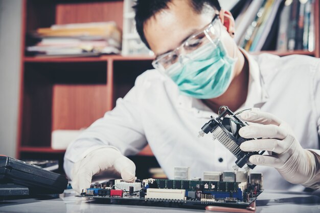 El técnico en reparación de la computadora, hardware de la computadora, reparación, actualización y tecnología.