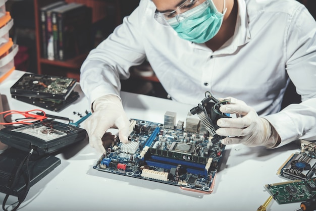 El técnico en reparación de la computadora, hardware de la computadora, reparación, actualización y tecnología.
