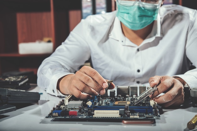 El técnico en reparación de la computadora, hardware de la computadora, reparación, actualización y tecnología.