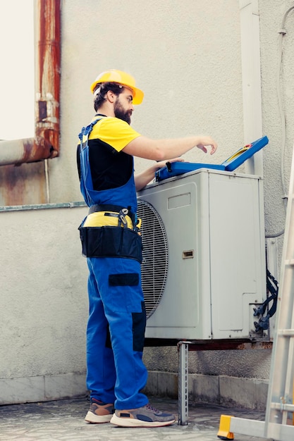 Foto gratuita técnico de reparación que está reacondicionando el sistema hvac