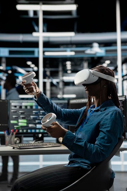 Técnico de la sala de servidores que utiliza la realidad virtual y la IA para reducir el tiempo de inactividad