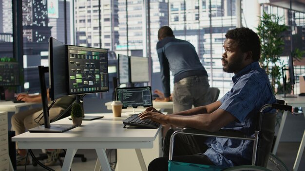Técnico de software con discapacidad en un lugar de trabajo inclusivo