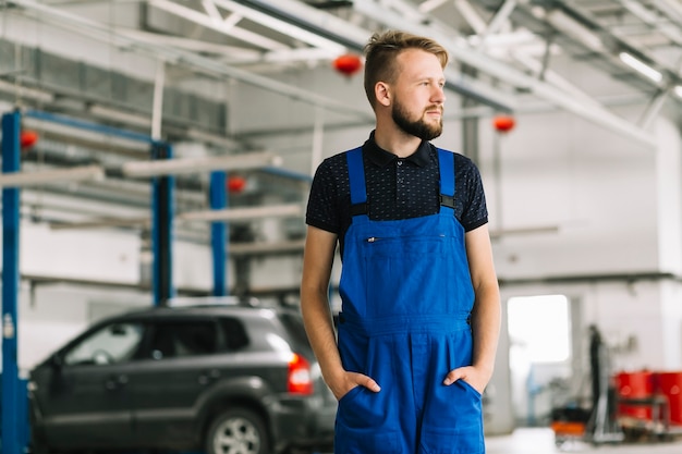 Foto gratuita técnico en el taller de automóviles