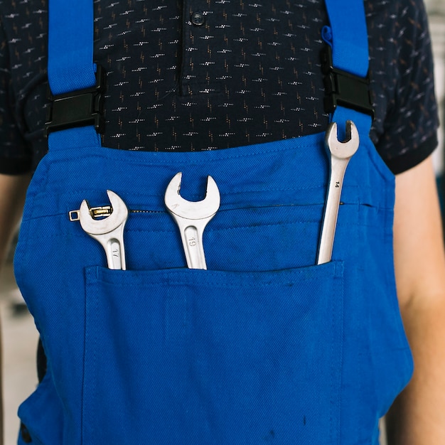 Foto gratuita técnico en uniforme con llaves