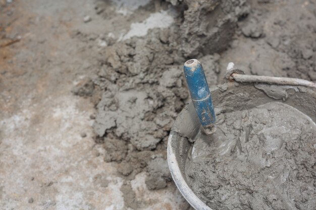 Los técnicos de construcción están mezclando cemento, piedra, arena para la construcción.