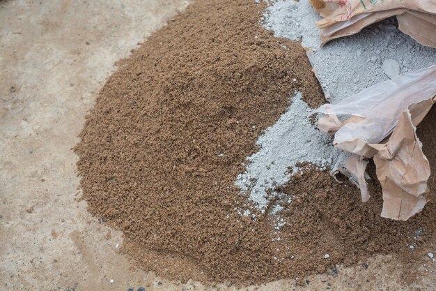 Los técnicos de construcción están mezclando cemento, piedra, arena para la construcción.