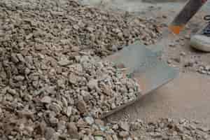 Foto gratuita los técnicos de construcción están mezclando cemento, piedra, arena para la construcción.