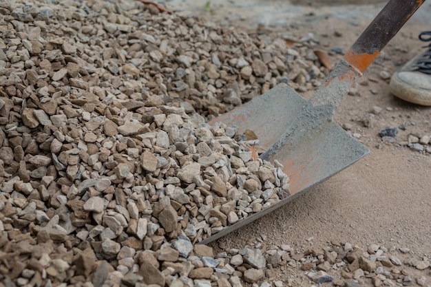 Los técnicos de construcción están mezclando cemento, piedra, arena para la construcción.