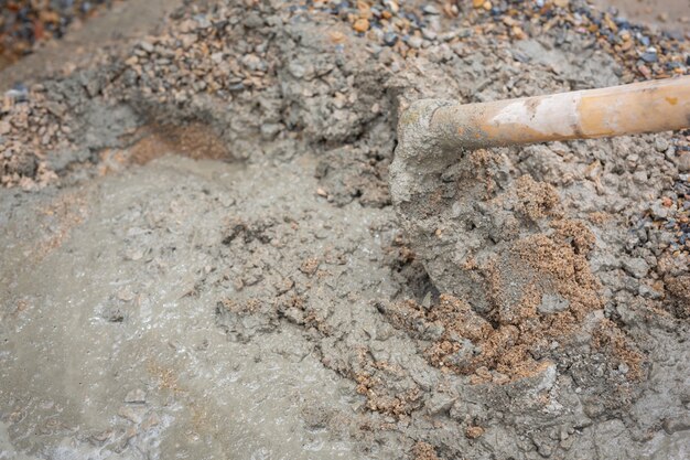 Los técnicos de construcción están mezclando cemento, piedra, arena para la construcción.