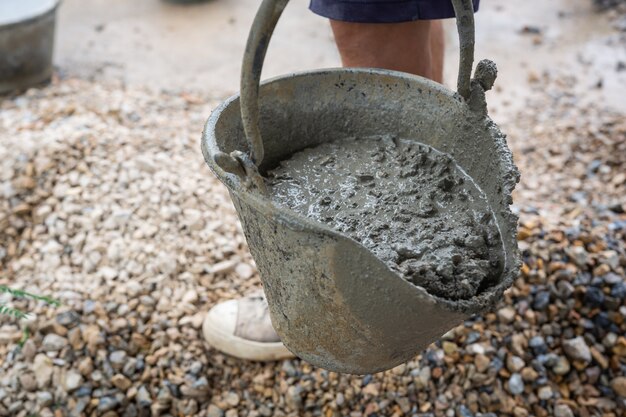 Los técnicos de construcción están mezclando cemento, piedra, arena para la construcción.