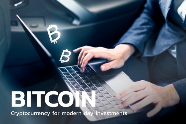 Tecnología financiera Bitcoin con empresaria usando antecedentes de laptop